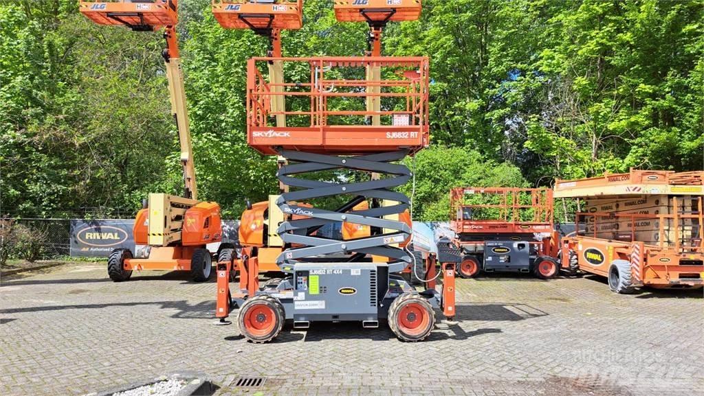 SkyJack 6832RT Saksilavat