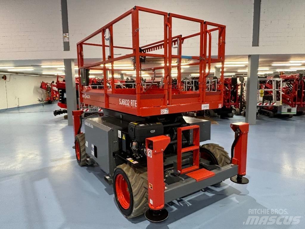 SkyJack SJ 6832 RTE Saksilavat