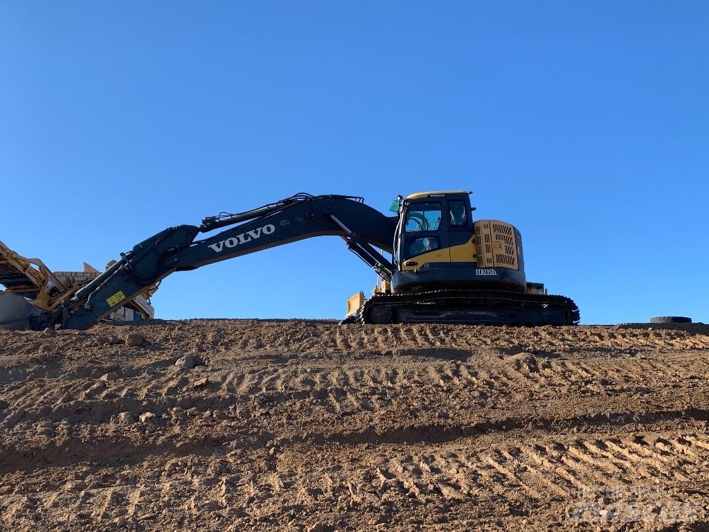 Komatsu 138 us -8 Telakaivukoneet