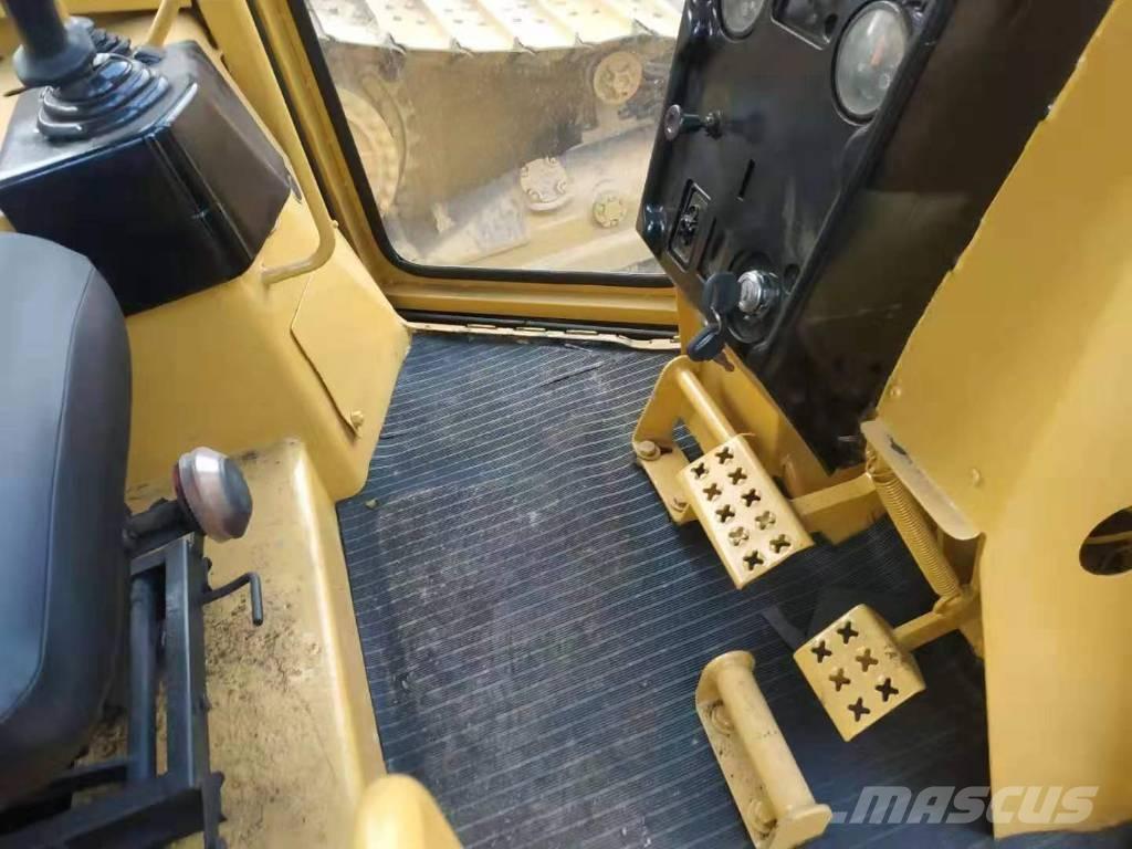 CAT D5M Telaketjupuskutraktorit