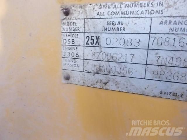 CAT D 5 B Telaketjupuskutraktorit
