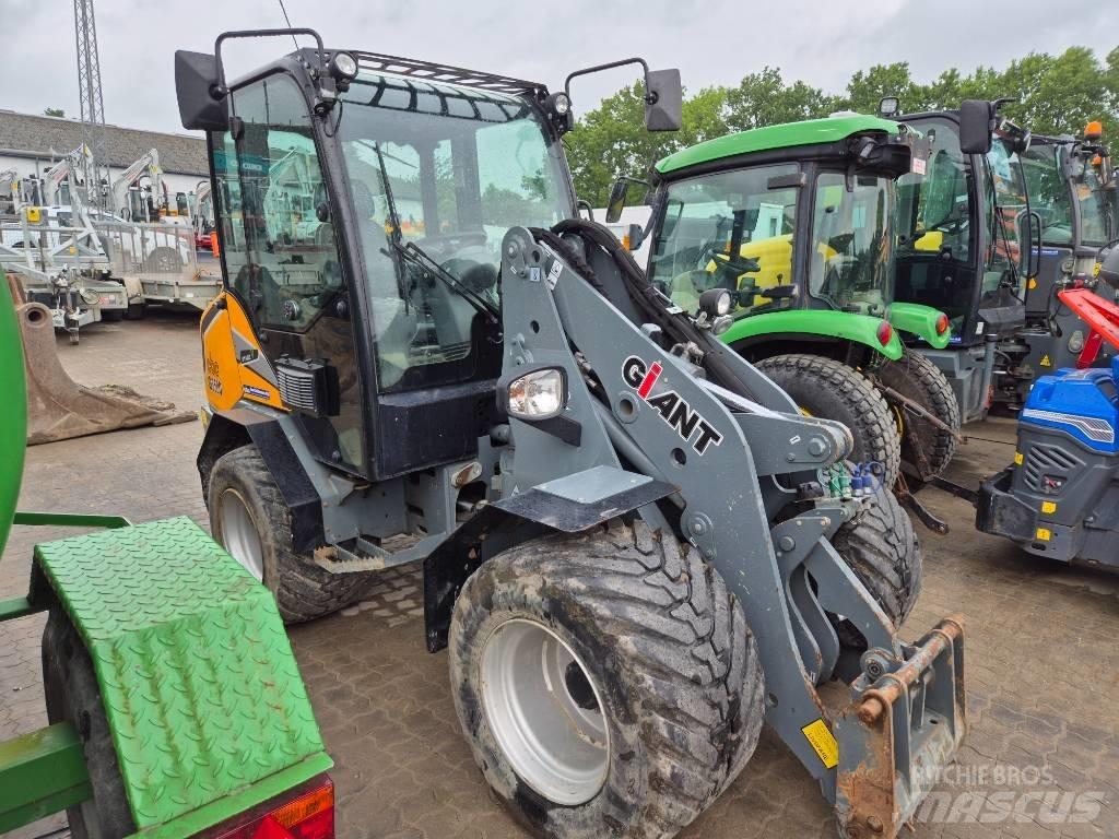 GiANT G3500 Pienkuormaajat