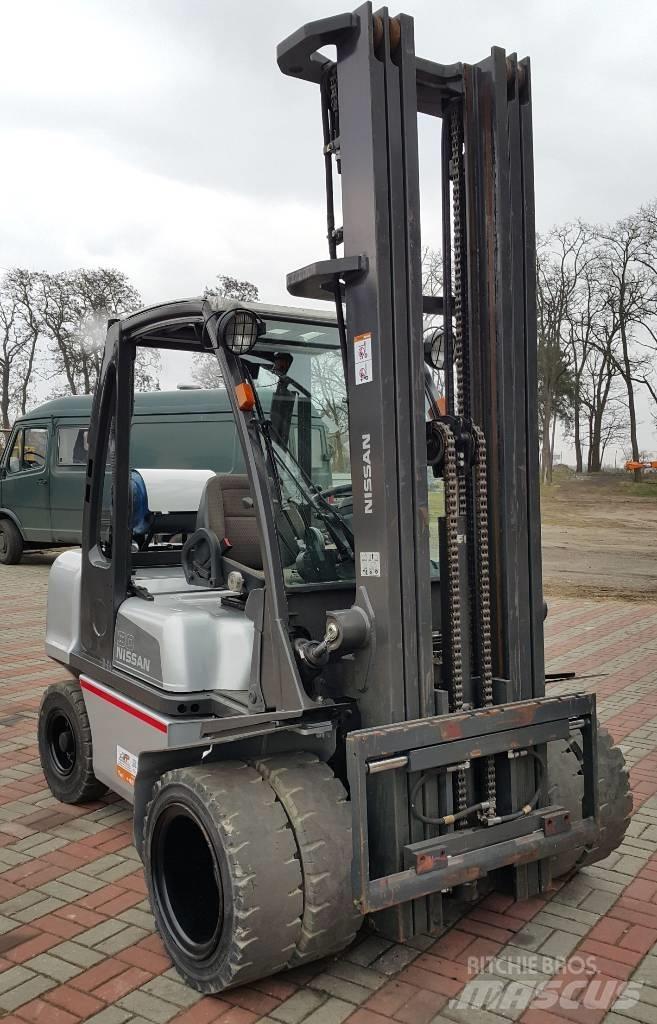 Nissan UG1D2A30LQ Nestekaasutrukit