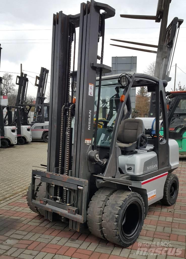 Nissan UG1D2A30LQ Nestekaasutrukit