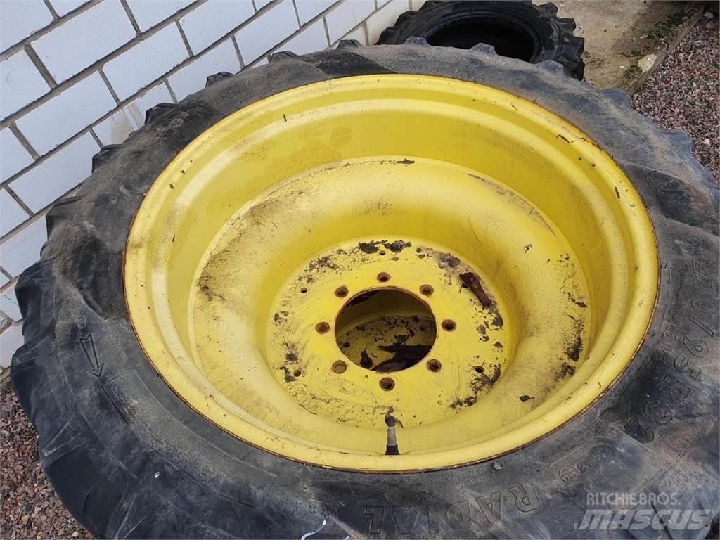 Kleber 270/95R32 Renkaat ja vanteet