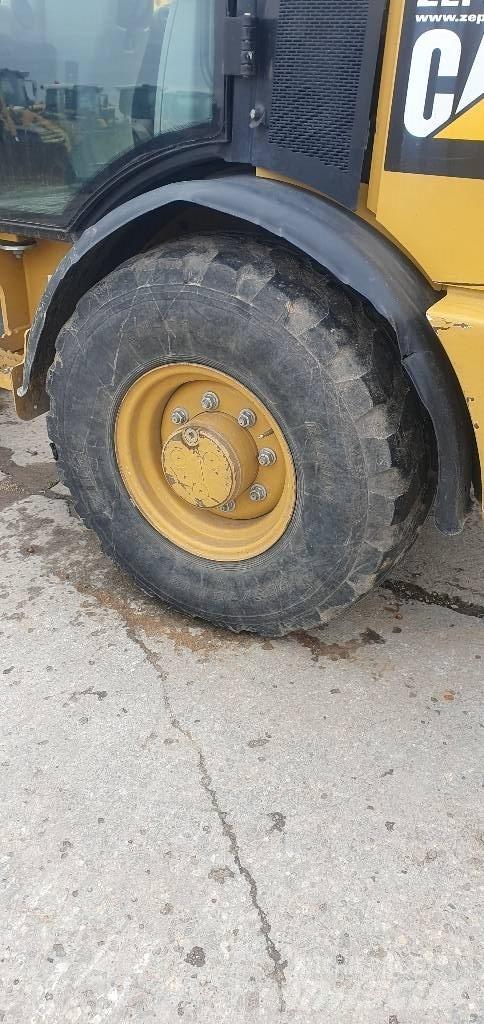 CAT 906M Pyöräkuormaajat