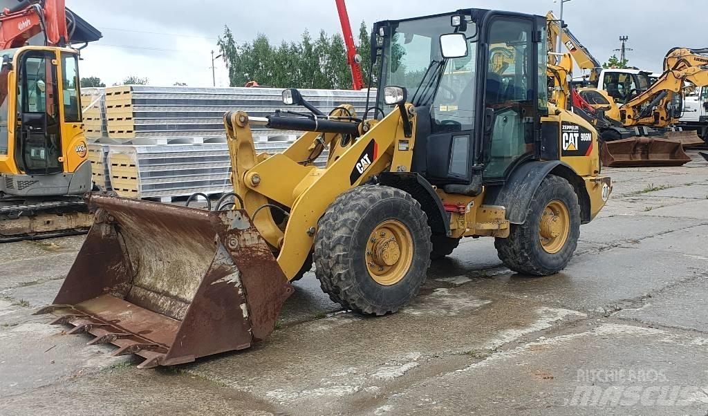 CAT 906M Pyöräkuormaajat