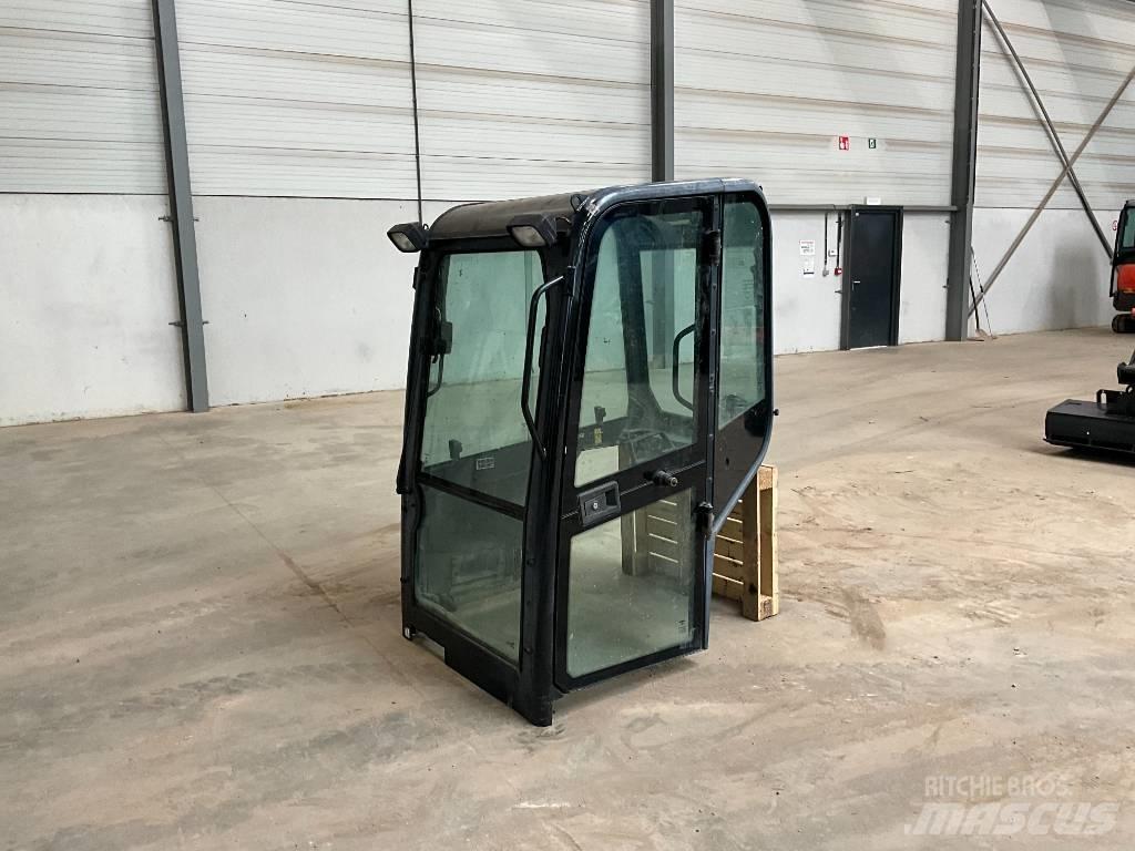 Kubota U 27-4 Ohjaamo ja sisusta