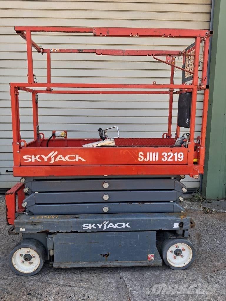 SkyJack SJ III 3219 Saksilavat