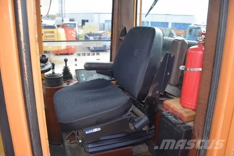 CASE 821B Pyöräkuormaajat