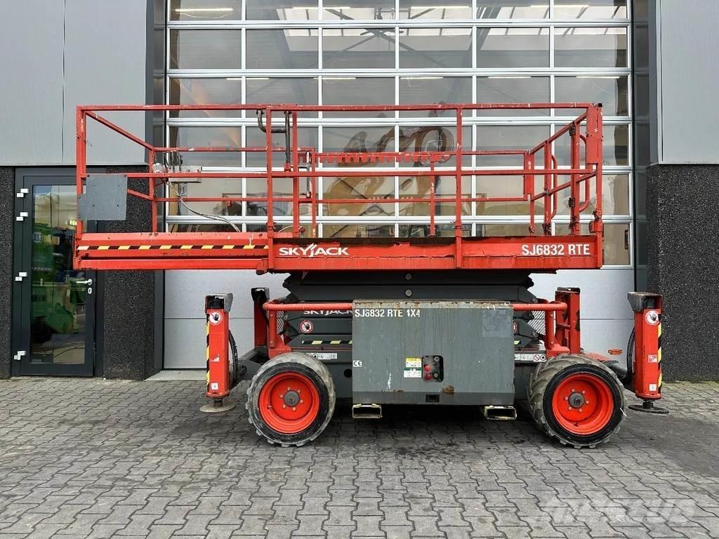 SkyJack SJ6832 RTE Saksilavat
