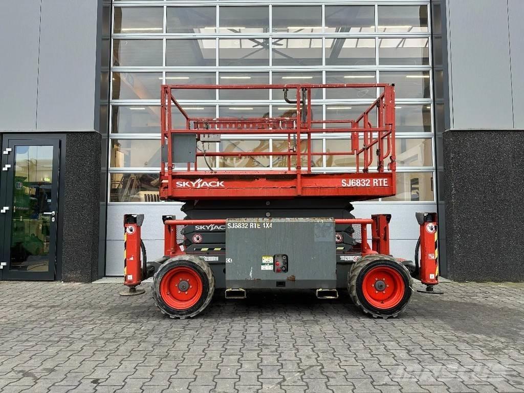 SkyJack SJ6832 RTE Saksilavat
