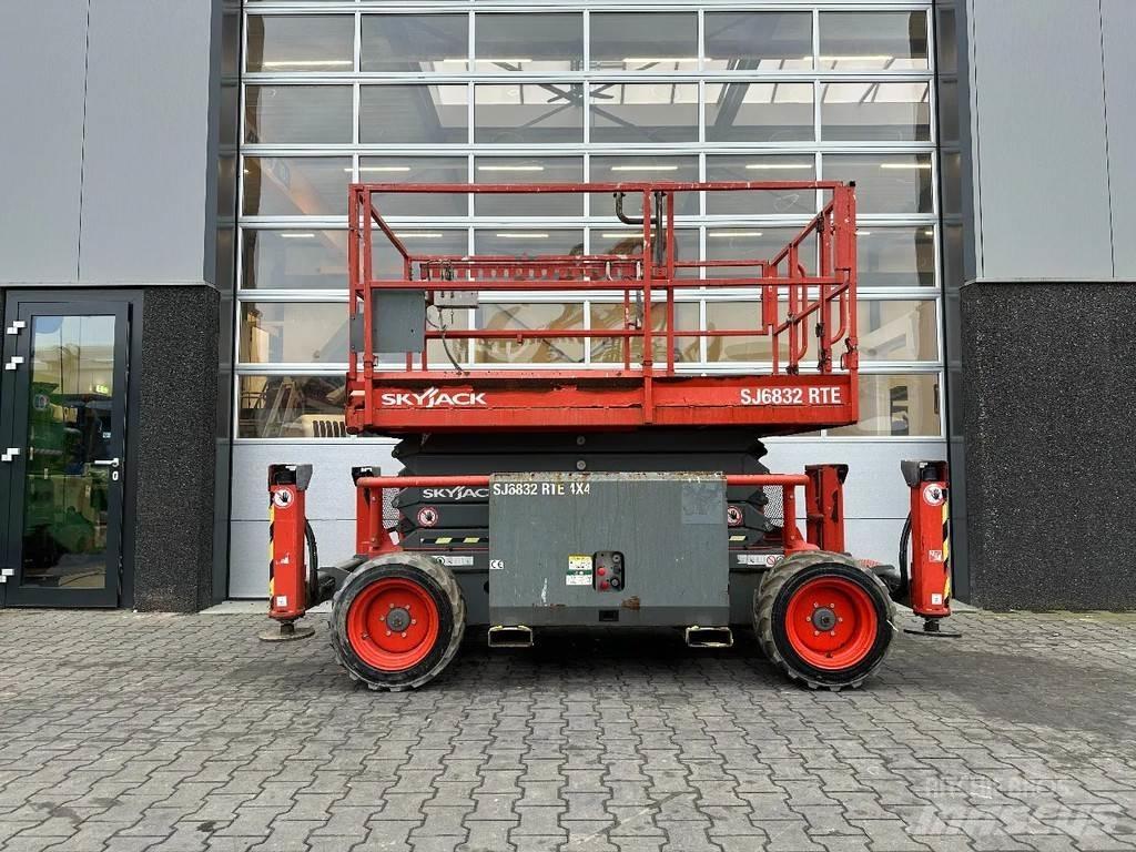 SkyJack SJ6832 RTE Saksilavat