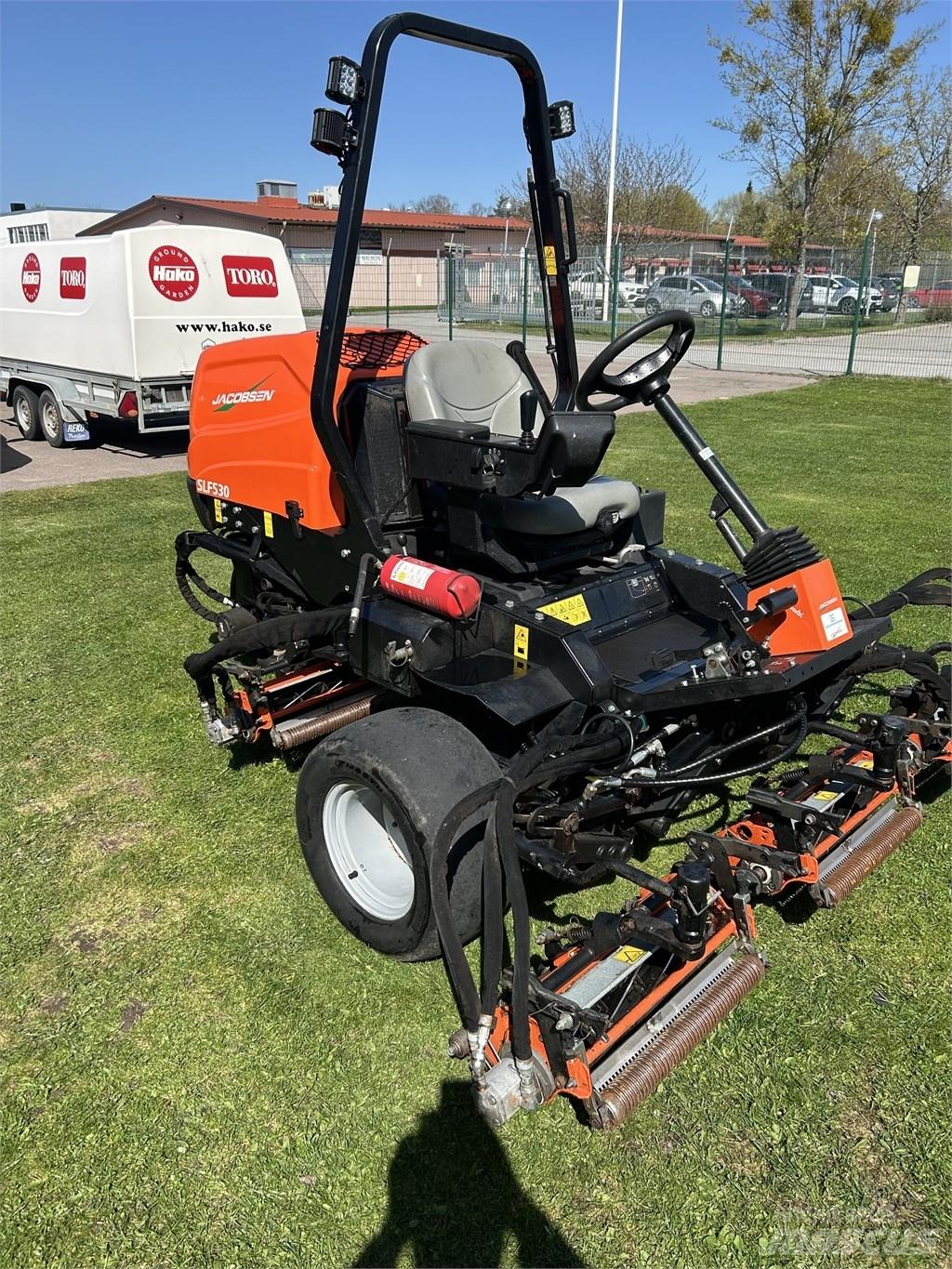 Jacobsen SLF530 Väyläleikkuri
