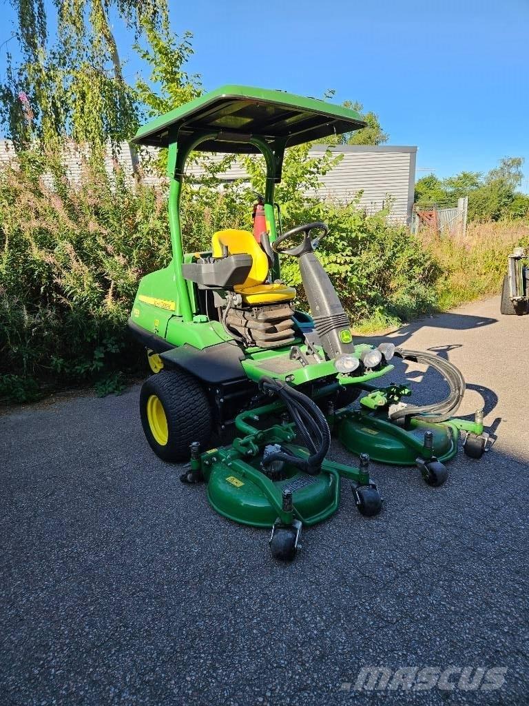 John Deere 7400 A Reuna-alueiden ja karheikkojen leikkurit