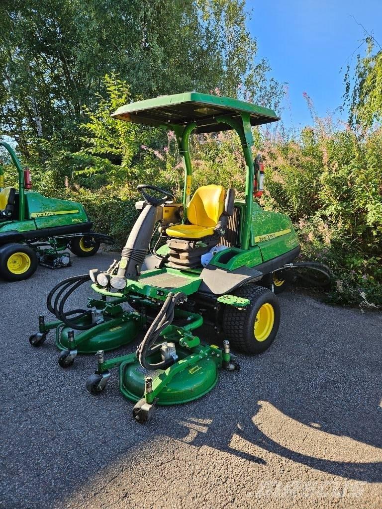 John Deere 7400 A Reuna-alueiden ja karheikkojen leikkurit