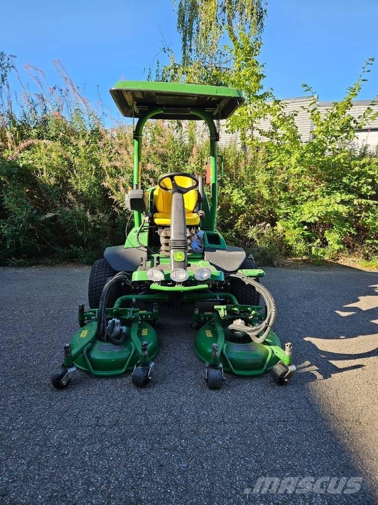 John Deere 7400 A Reuna-alueiden ja karheikkojen leikkurit