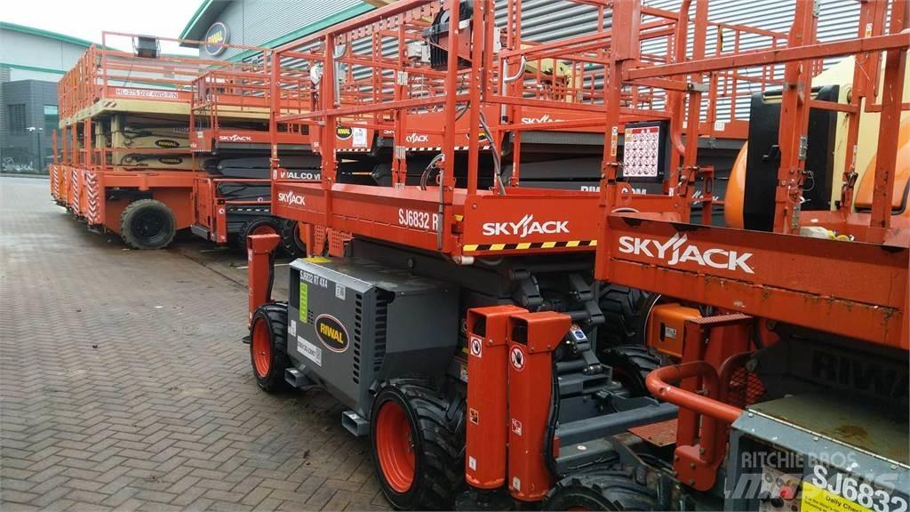 SkyJack 6832RT Saksilavat
