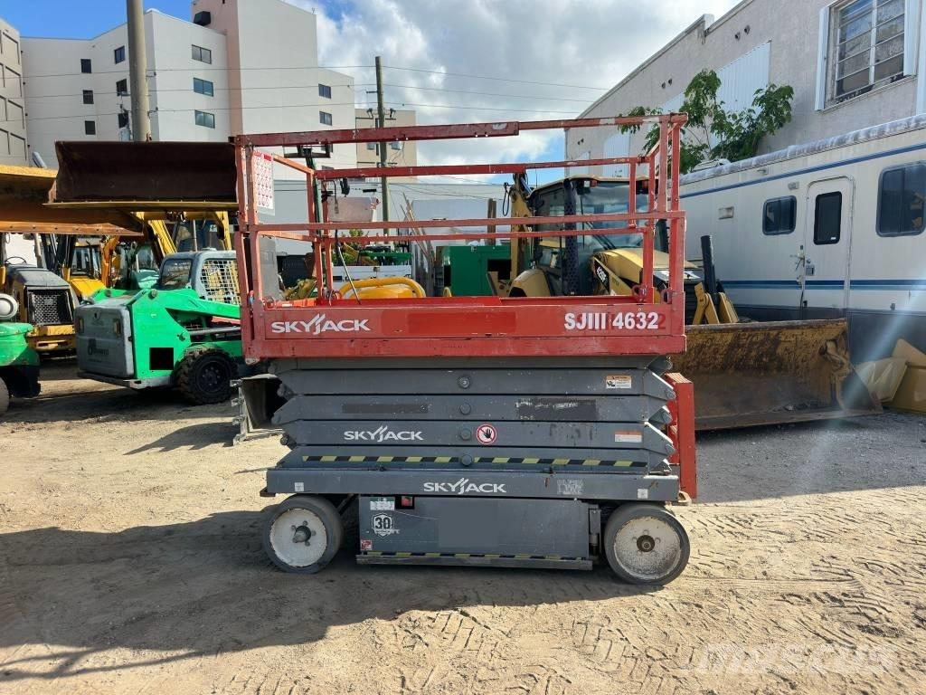 JLG 32 Lift Saksilavat