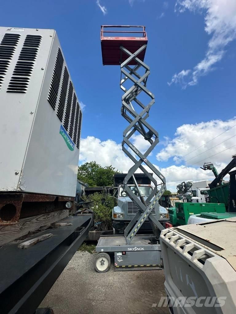 JLG 32 Lift Saksilavat