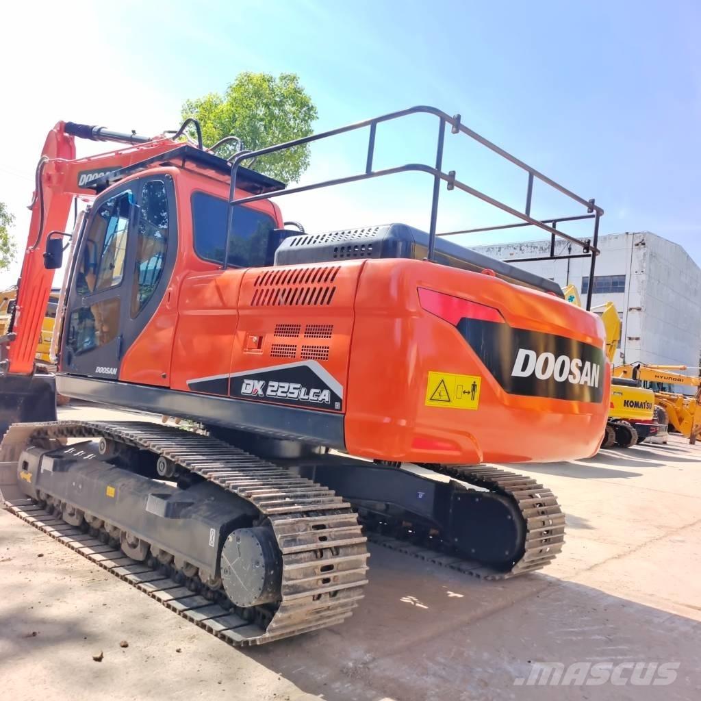 Doosan DX 225 Telakaivukoneet