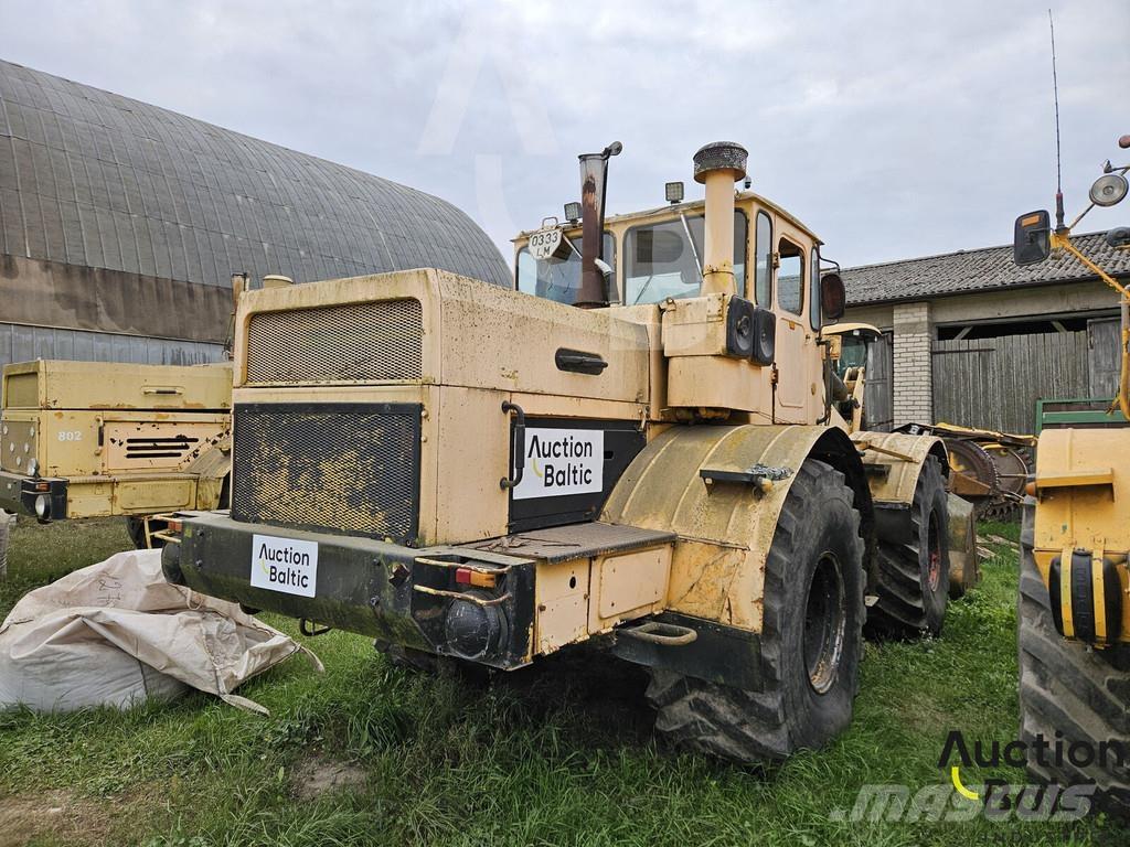  Kirovec K-700A Traktorit