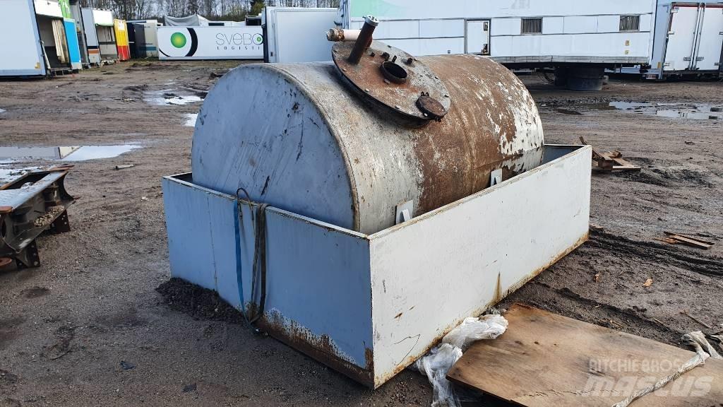  FUEL TANK Säiliöt