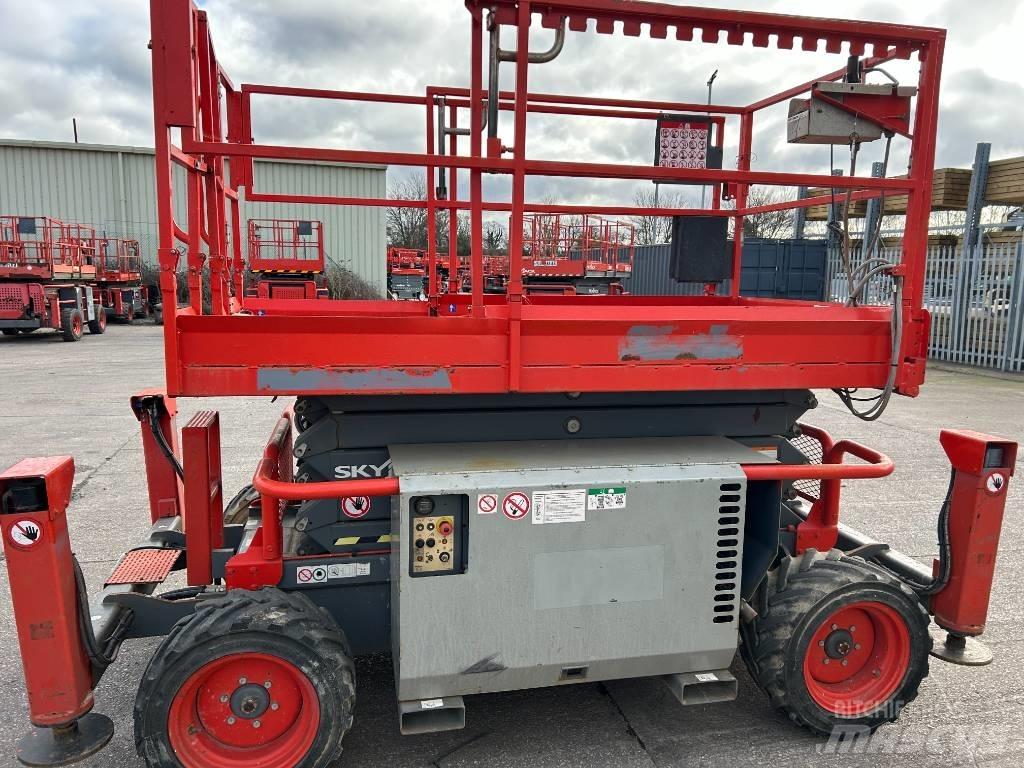 SkyJack SJ 6832 Saksilavat