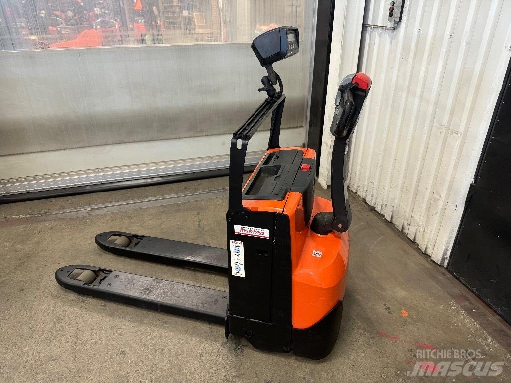 Toyota LWE180 Lavansiirtotrukit