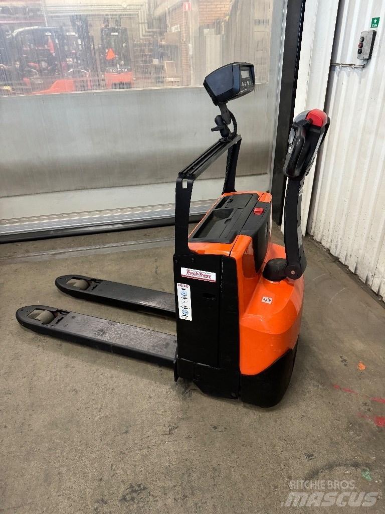 Toyota LWE180 Lavansiirtotrukit