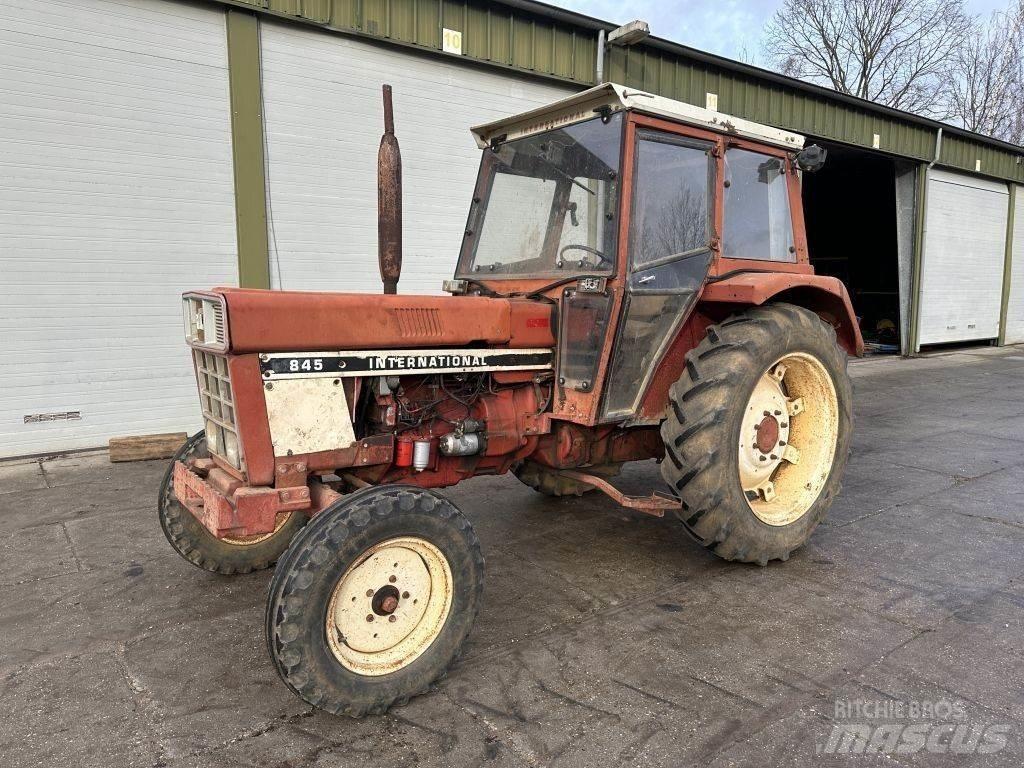 International 845 Traktorit