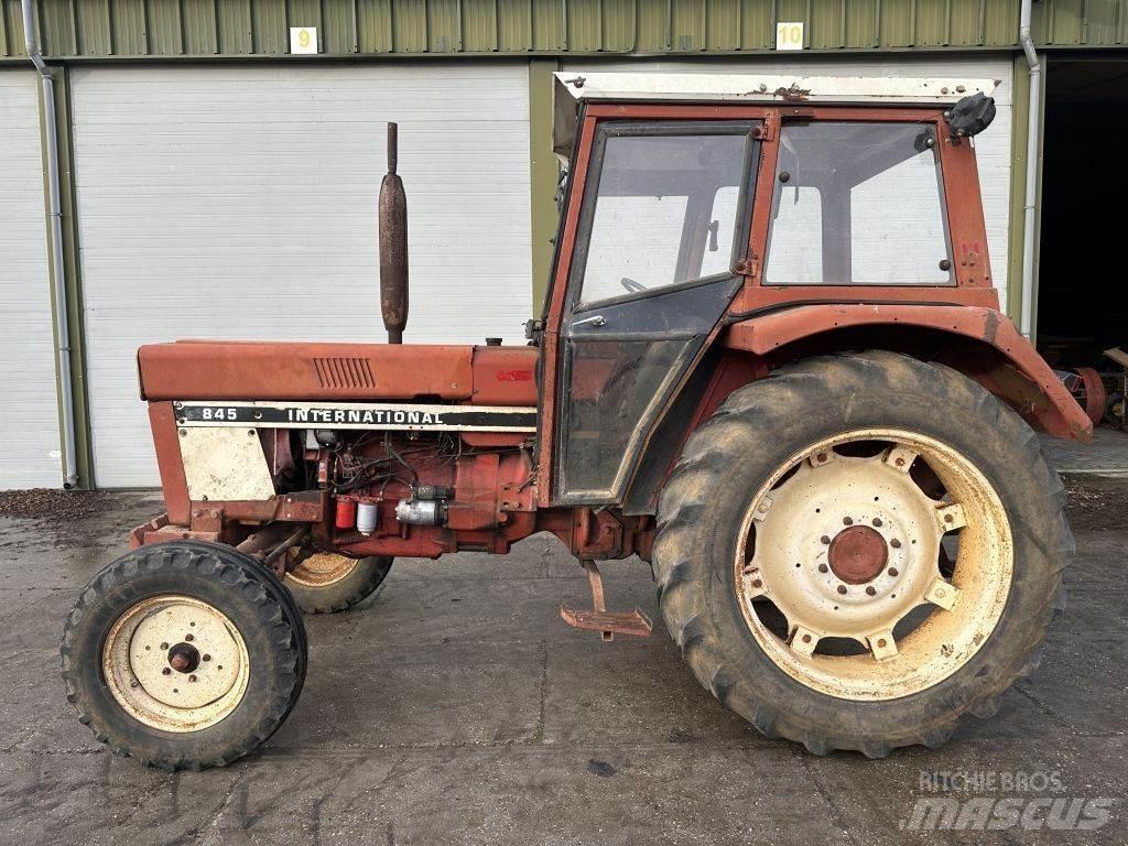 International 845 Traktorit