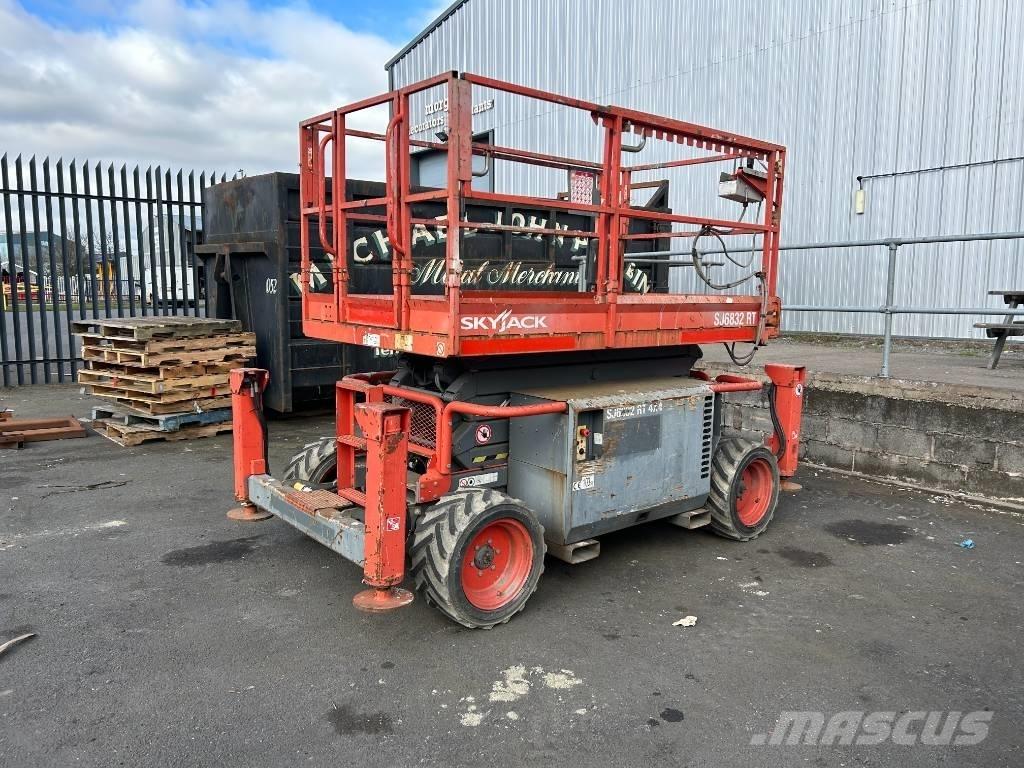 SkyJack SJ 6832 RT Saksilavat