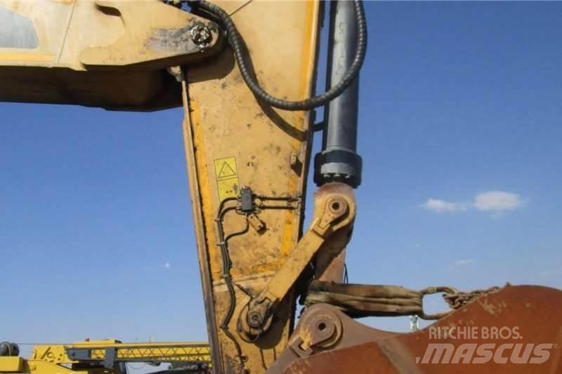 CAT 374FL Minikaivukoneet < 7t