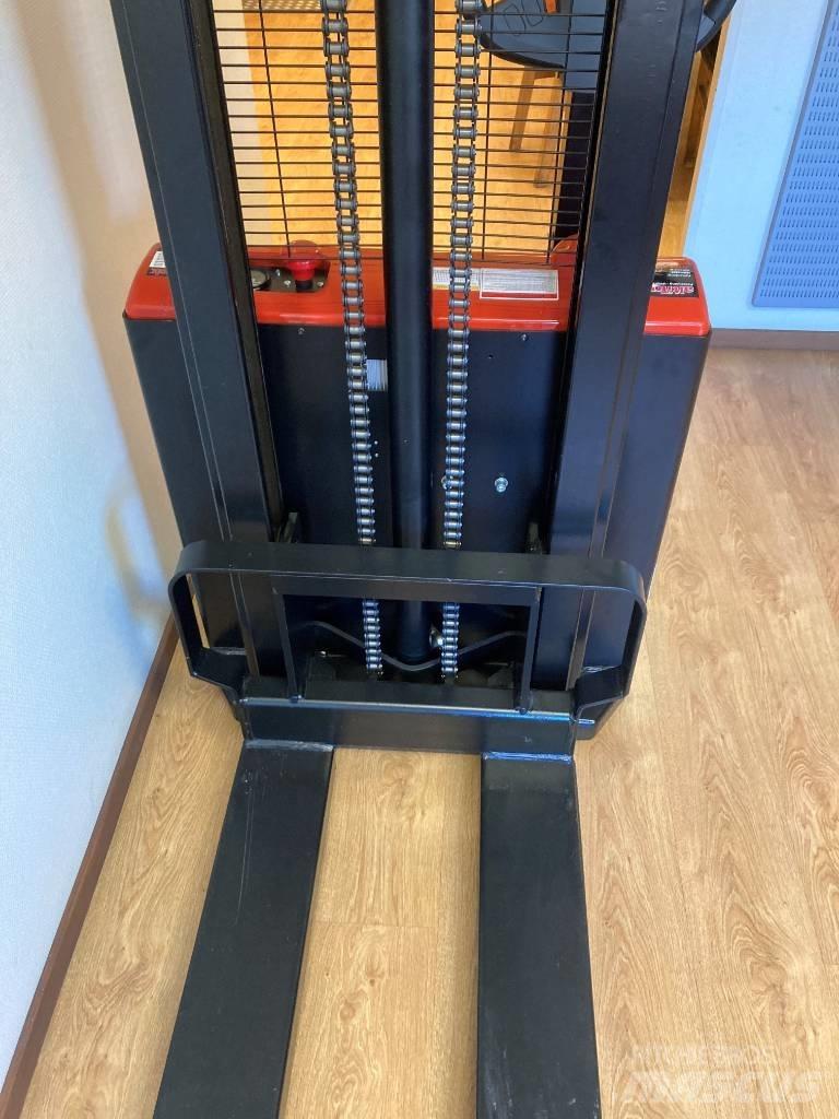 Heli CDD 12J Käyden ajettavat pinoamistrukit