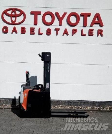 Toyota SPE140L Käyden ajettavat pinoamistrukit