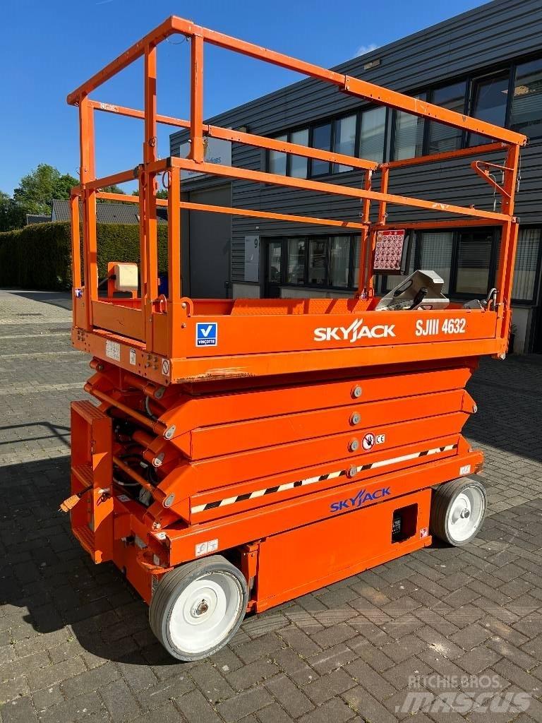 SkyJack SJ III 4632 Saksilavat