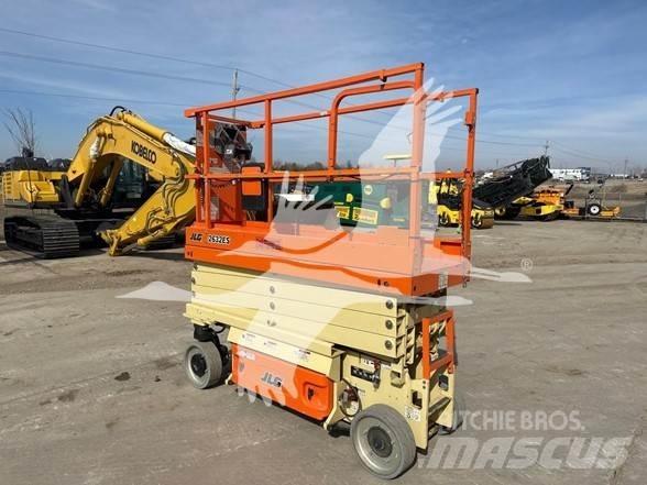 JLG 2632ES Saksilavat