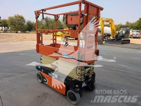 JLG ES1932 Saksilavat