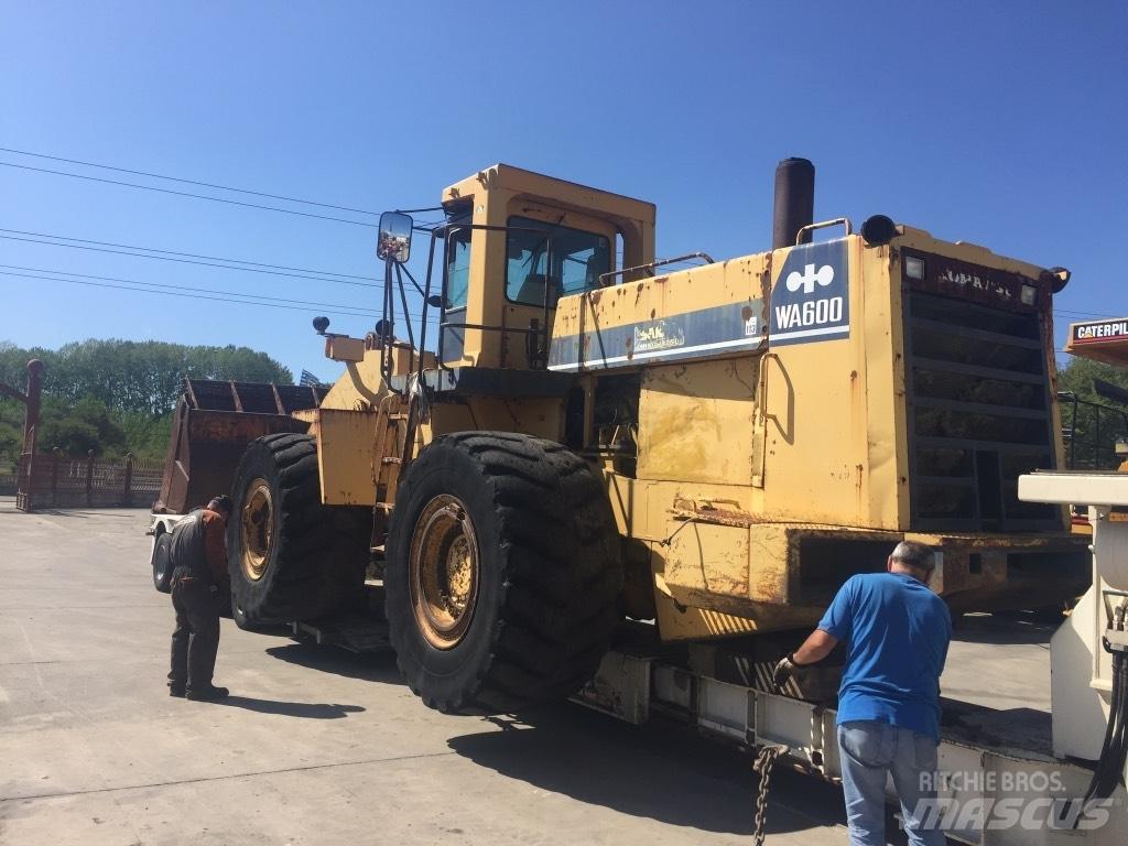 Komatsu WA600-1 Pyöräkuormaajat