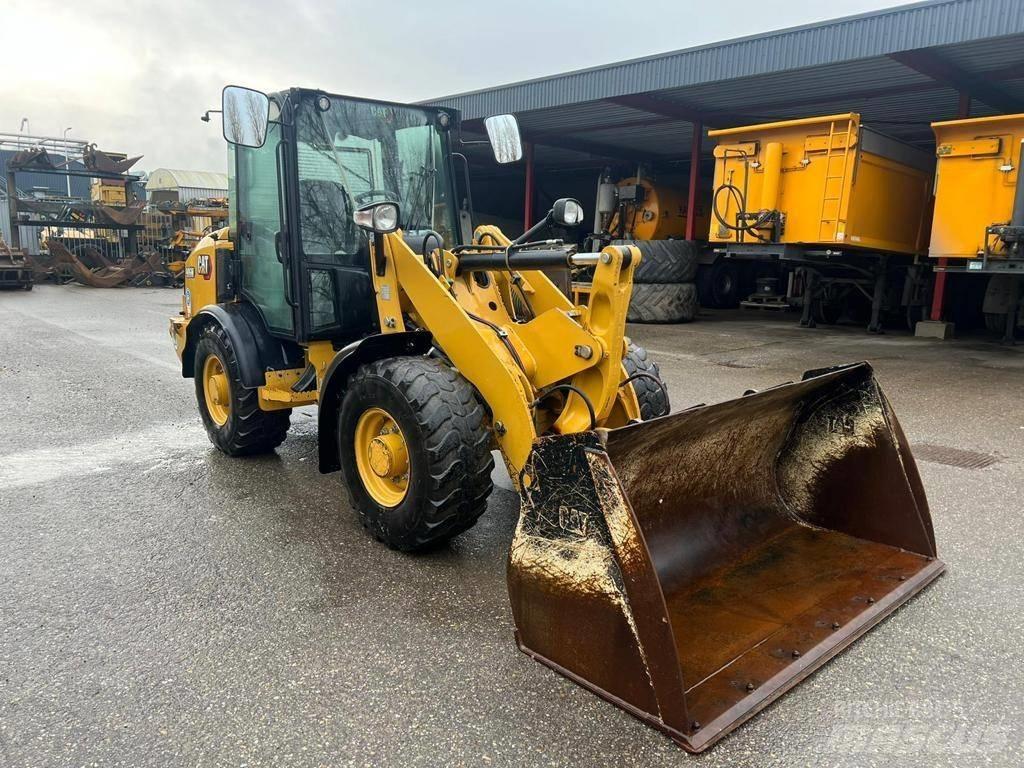 CAT 906M Pyöräkuormaajat