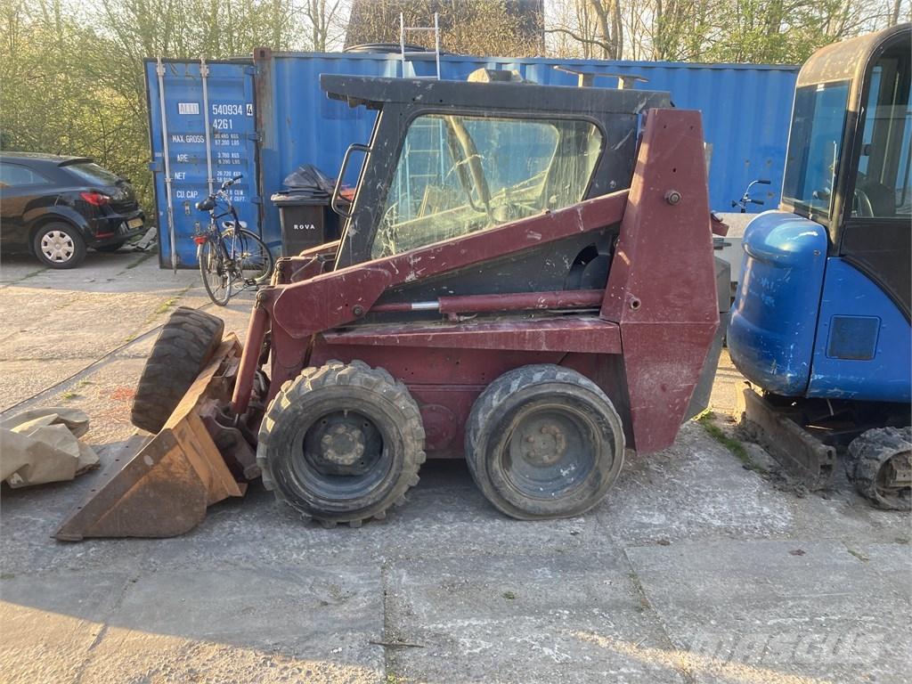 CASE 1840 Liukuohjatut kuormaajat