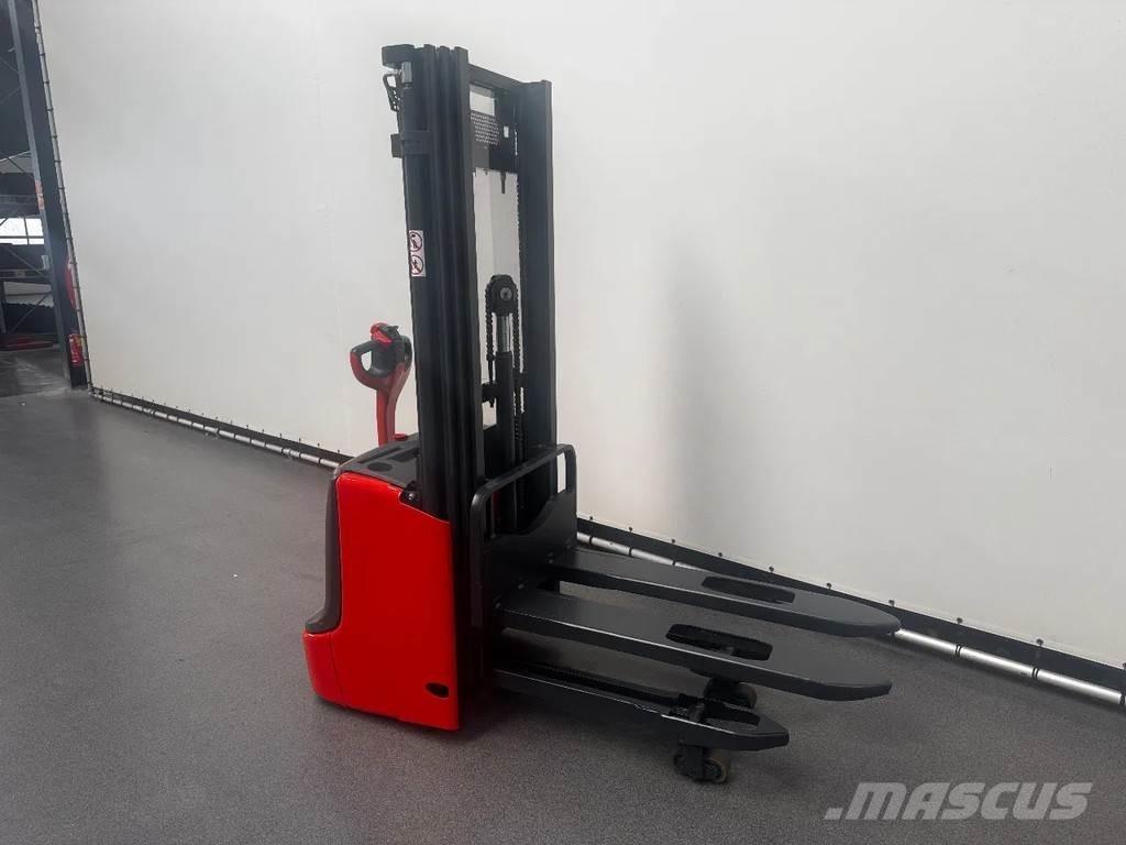 Linde L 12 I Käyden ajettavat pinoamistrukit