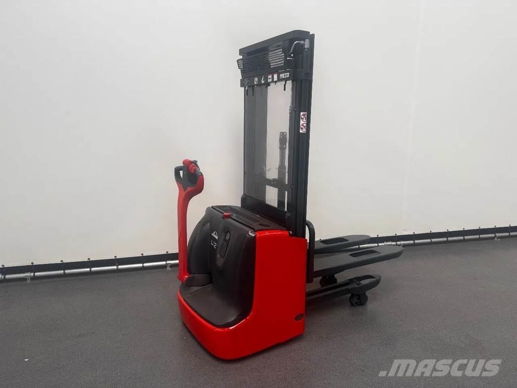Linde L 12 I Käyden ajettavat pinoamistrukit
