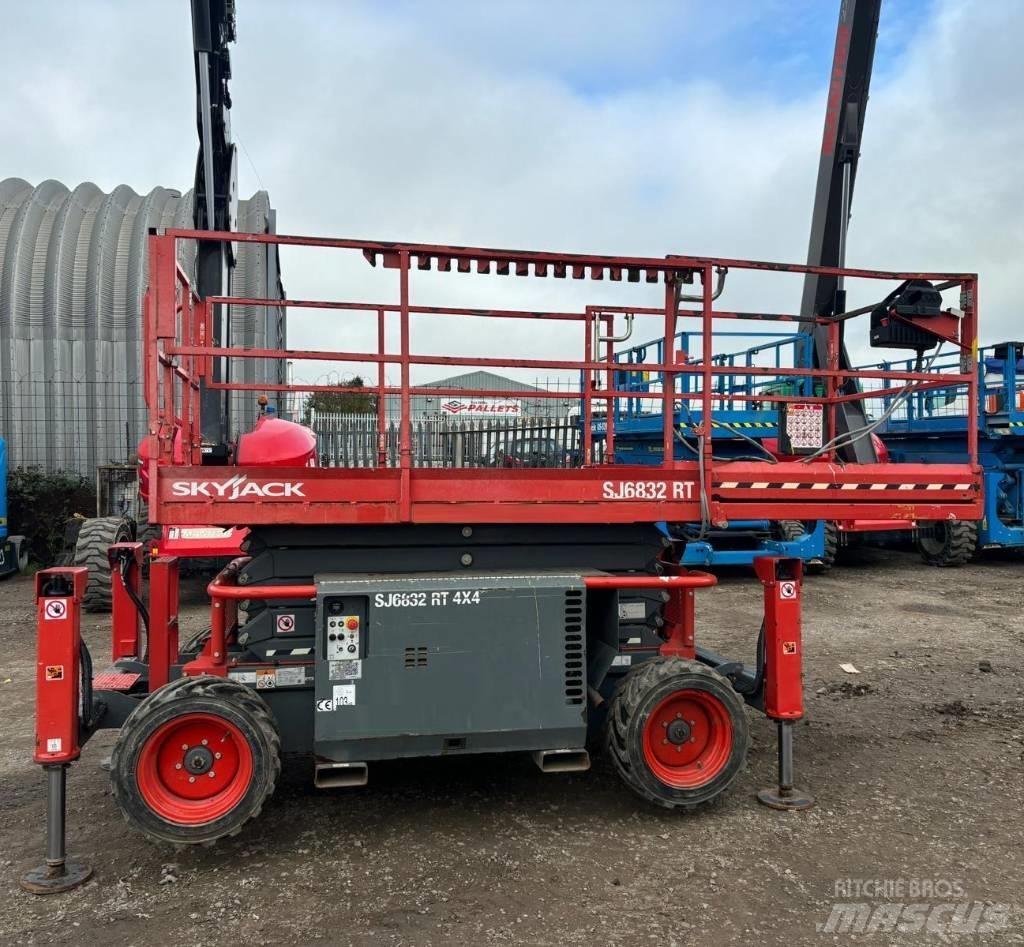 SkyJack SJ 6832 RT Saksilavat