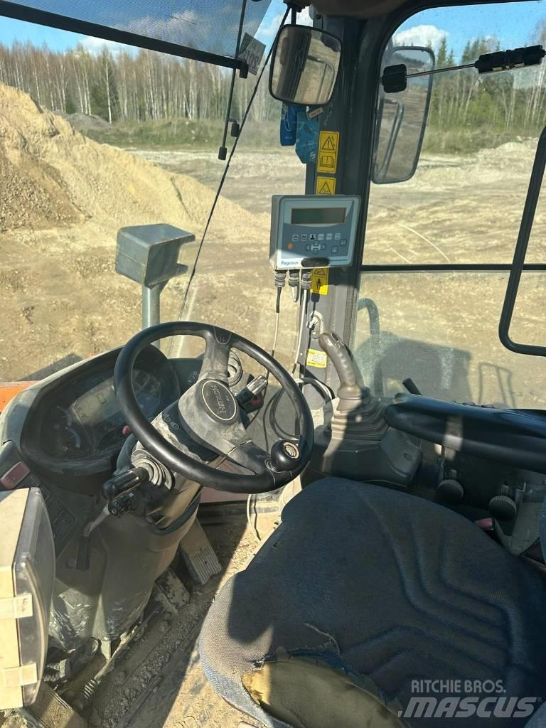 Hitachi ZW 250 Pyöräkuormaajat