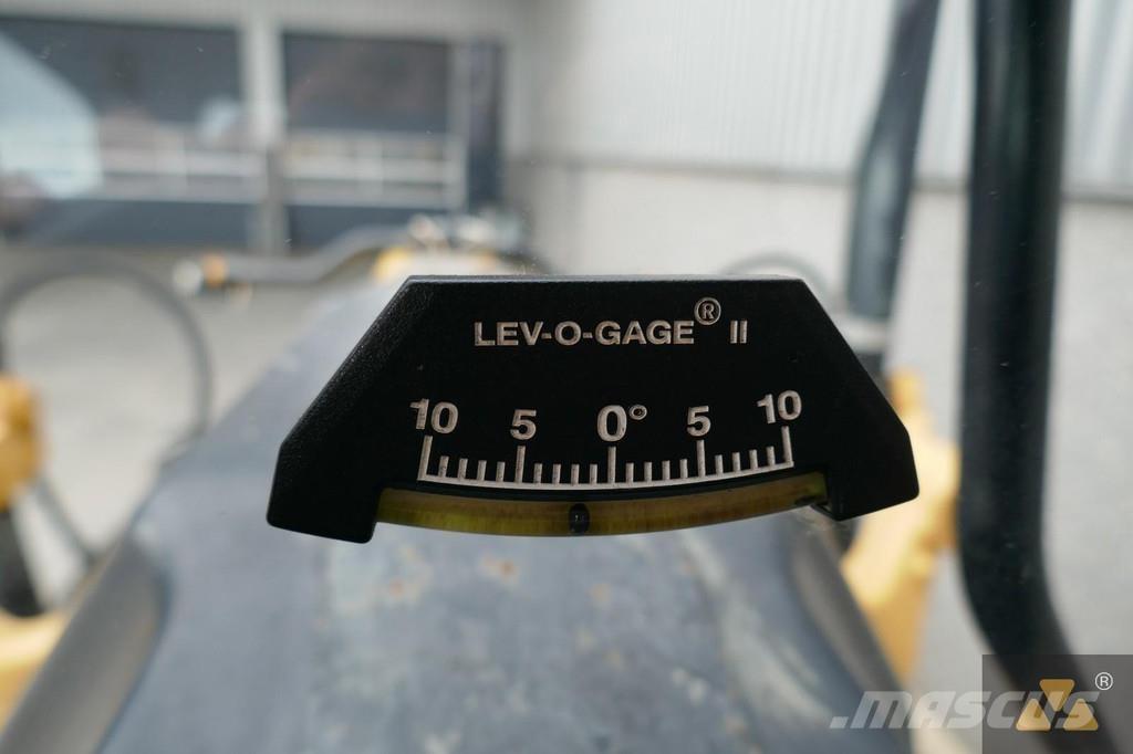 CAT 120M Tiehöylät