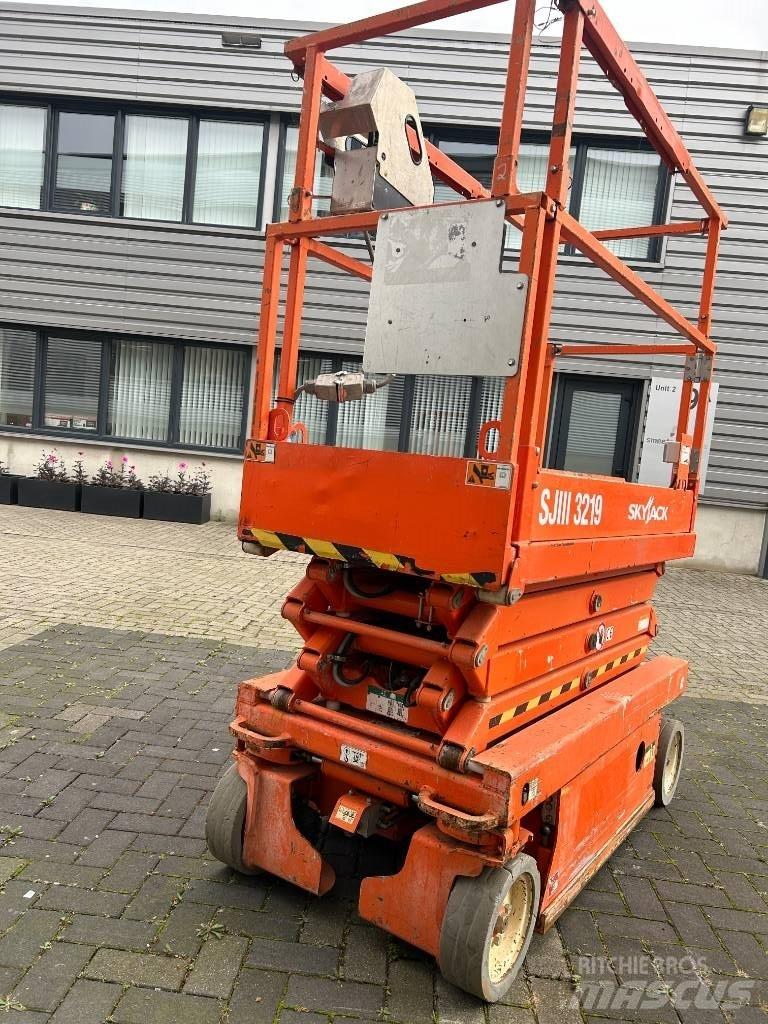 SkyJack SJ III 3219 Saksilavat