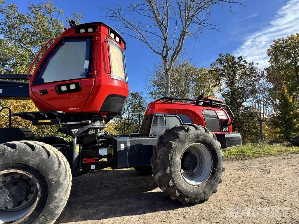 Komatsu 951 Harvesterit