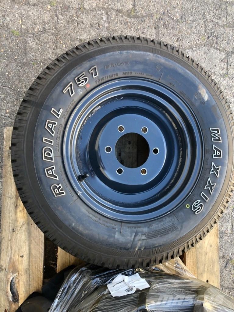  Radial 751 Taajamatraktorit